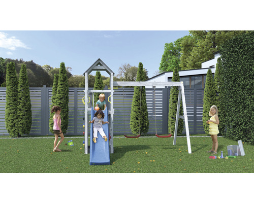 Spielplatz mit Schaukel, Rutsche und Kindern im Garten
