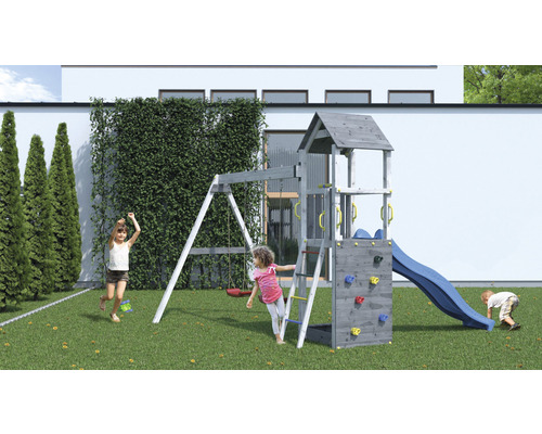 Spielplatz mit Schaukel, Kletterwand und Rutsche für Kinder im Garten.