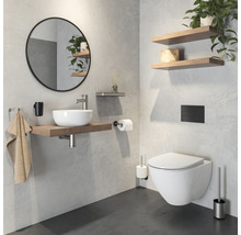 Modernes Badezimmer mit Waschtisch, Spiegel, Hänge-WC und Regalen.