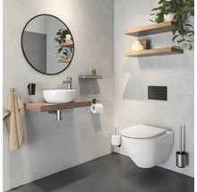 Badezimmer mit Waschbecken, Spiegel, Toilette und Regalen für die Badgestaltung