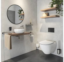 Modernes Badezimmer mit Waschtisch, Spiegel, Hänge-WC und Holzregalen