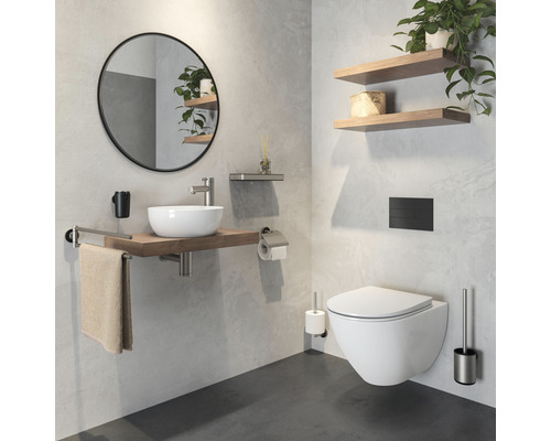 Modernes Badezimmer mit Waschtisch, Spiegel, Hänge-WC und Holzregalen