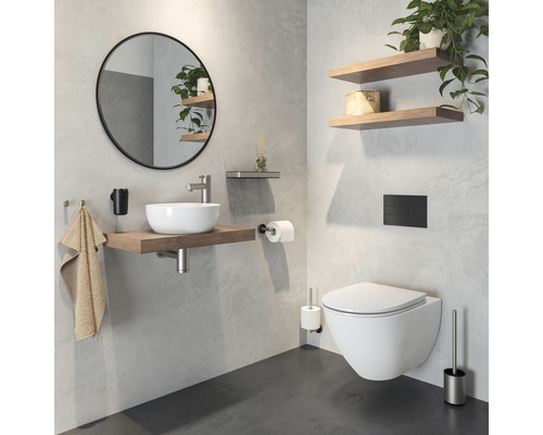 Salle de bain moderne avec lavabo, miroir, WC suspendu et étagères