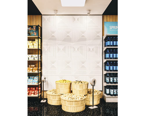 Innenraumansicht eines Geschäfts mit Regalen, Holzkisten und einer strukturierten Wand