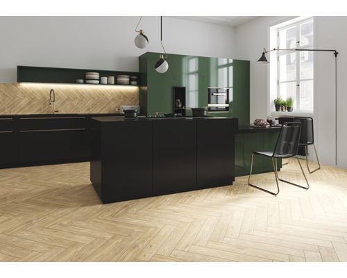 Moderne Küche mit Kochinsel, Spüle und Sitzgelegenheit.