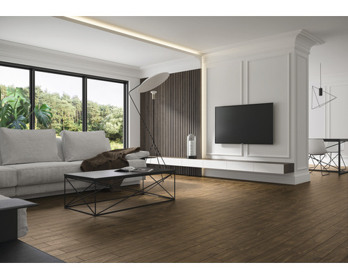 Heller Wohnraum mit Sofa, Tisch und Holzboden