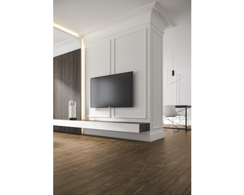 Modernes Wohnzimmer mit Fernseher, Paneelwand und Holzfußboden