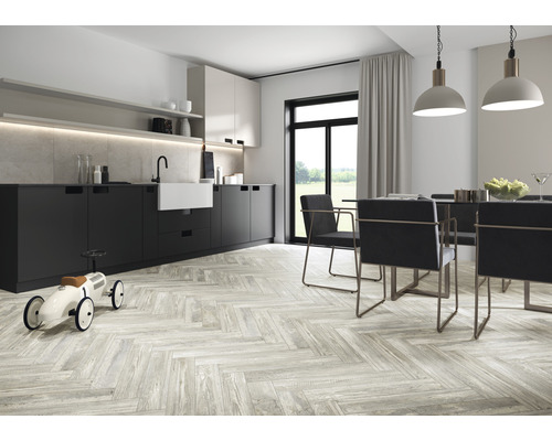 Moderne Küche mit Esstisch, Stühlen und hellem Holzboden in Fischgrätmuster