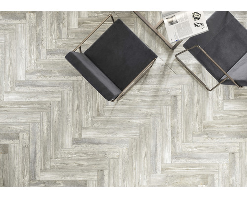 Ansicht von Fliesen in Fischgrätmuster mit Stühlen und Tisch