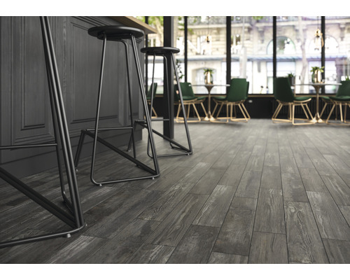 Innenraumansicht mit Holzboden und Barhockern