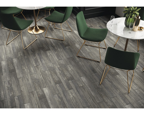 Szene mit Holzbodenfliesen, Tischen und Stühlen