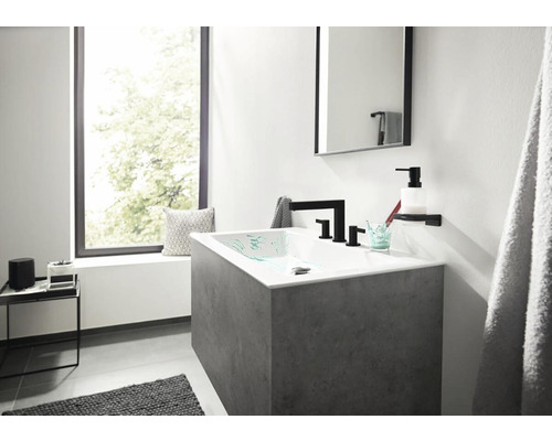 Modernes Badezimmer mit Waschbecken, Spiegel und Fenster