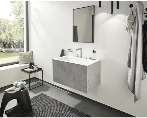 Modernes Badezimmer mit Waschbecken, Spiegel und Accessoires für ein stilvolles Ambiente