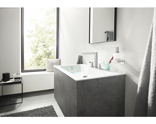 Modernes Badezimmer mit Waschbecken und Spiegel