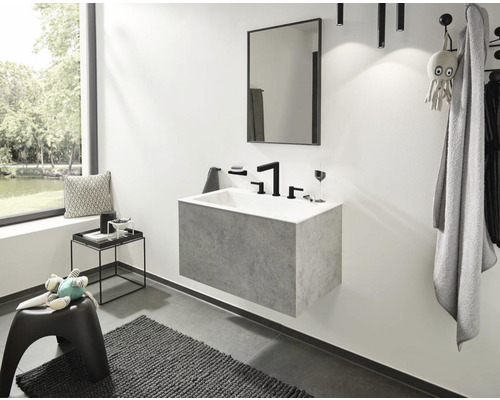 Modernes Badezimmer mit Waschtisch, Spiegel und Accessoires
