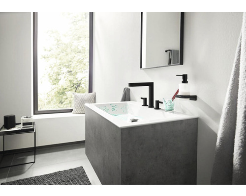 Modernes Badezimmer mit Waschbecken, Armatur, Spiegel und Fenster.