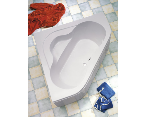 Baignoire d''angle dans une salle de bains avec serviettes et peignoir