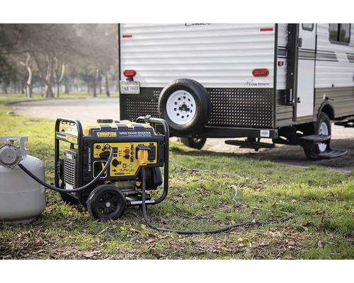 Générateur Champion avec bouteille de gaz propane devant une caravane