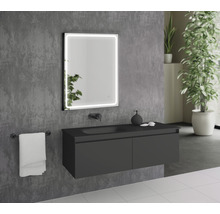 Badezimmer mit Waschbeckenunterschrank, Spiegel mit Beleuchtung und Handtuchhalter