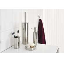 Badezimmer-Set aus Seifenspender, Seifenschale, Becher und Toilettenbürste auf einem Waschbecken