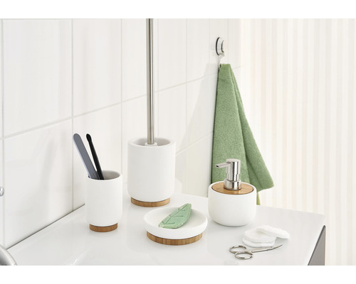 Ensemble de salle de bain avec distributeur de savon, porte-savon, gobelet à brosse à dents et garniture de WC sur un lavabo