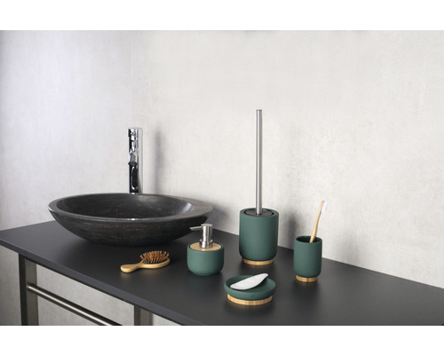 Ensemble de salle de bains avec lavabo, distributeur de savon, brosse et autres accessoires de salle de bains sur une étagère.