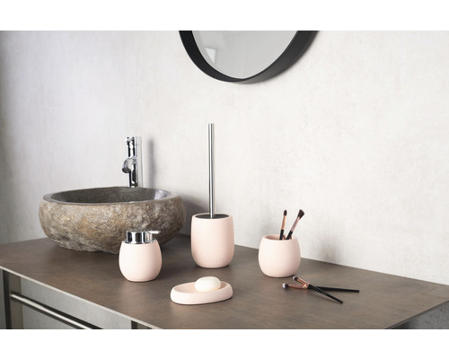 Salle de bains avec lavabo, robinet, miroir et set d''accessoires de bain