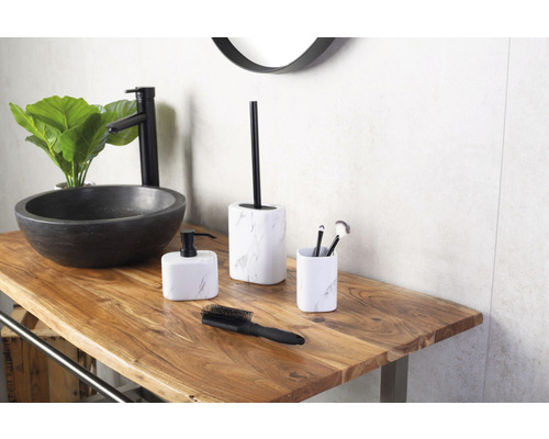 Badezimmer Waschbecken mit Armatur, Seifenspender, WC-Bürste und Kosmetikpinsel auf einem Waschtisch