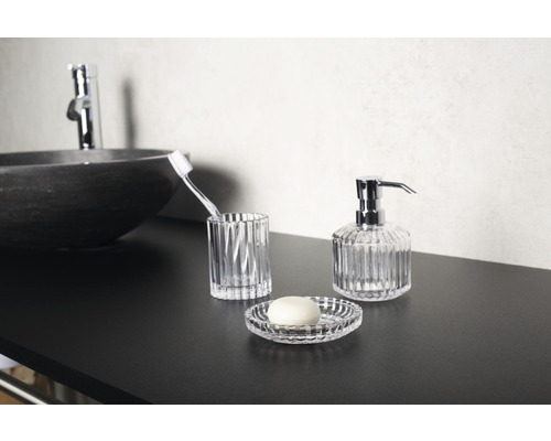 Scène de salle de bains avec distributeur de savon, porte-savon, gobelet à brosse à dents et lavabo