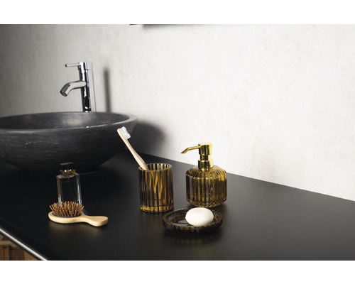 Badezimmer Szene mit Waschbecken, Armatur, Zahnputzbecher, Seifenspender und Seife