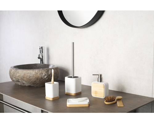 Salle de bains avec lavabo, vasque à poser en pierre et set d''accessoires de salle de bains