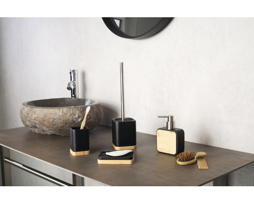 Badezimmer mit Waschtisch, Natursteinwaschbecken und Badaccessoires Set mit Seifenspender, Zahnputzbecher, Toilettenbürste und Seifenschale