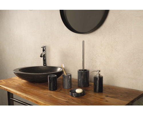 Salle de bains avec lavabo, robinet, miroir et accessoires de salle de bains en marbre sur une table en bois