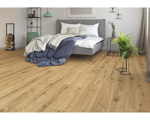 Chambre avec plancher en bois clair, lit et décoration