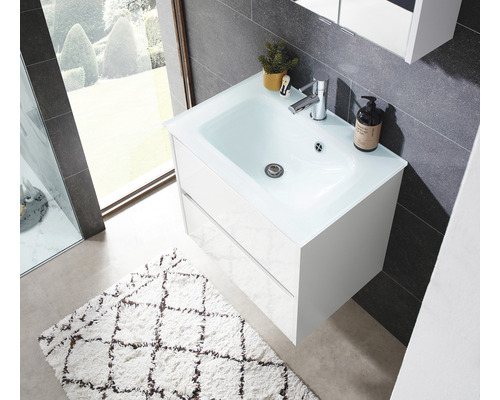 Modernes Badezimmer mit Waschtischunterschrank, Waschbecken, Armatur und Teppich