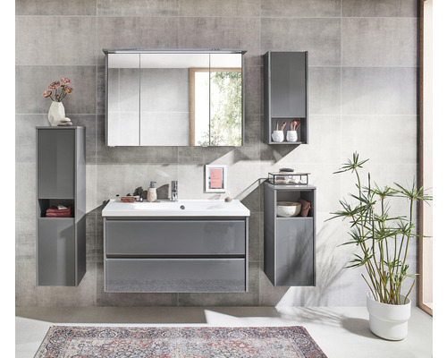 Badezimmer mit Waschtisch, Spiegelschrank und Hochschränken in modernem Design