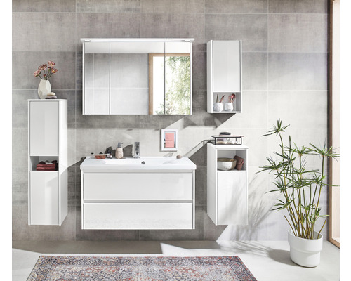 Badezimmer mit Waschbeckenunterschrank, Spiegelschrank und Hochschränken