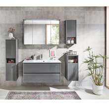 Badezimmer mit Waschtischunterschrank, Spiegelschrank und Hochschränken
