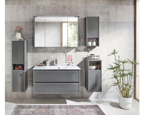 Salle de bain avec meuble sous-lavabo, armoire de toilette et armoires hautes