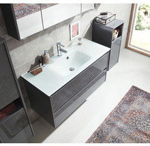 Modernes Badezimmer mit Waschtisch, Unterschrank, Spiegelschrank und grauem Teppich