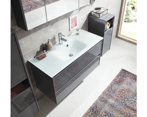 Salle de bains moderne avec lavabo, meuble sous-vasque, armoire de toilette et tapis gris