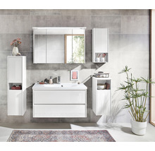 Modernes Badezimmer mit Waschtisch, Spiegelschrank und Hochschränken