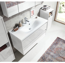 Badezimmer mit Waschtischunterschrank, Spiegel, Hängeschrank und Teppich