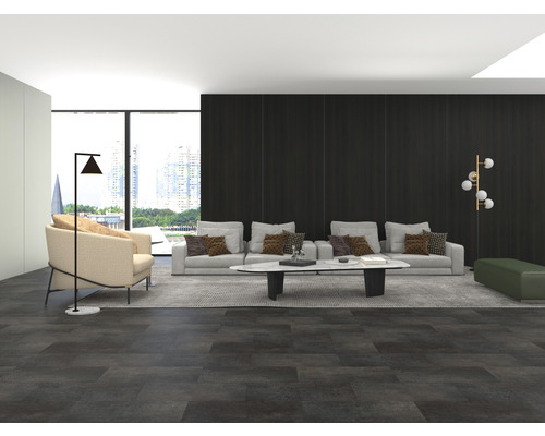 Salon lumineux avec canapé, fauteuil, table basse et lampadaires