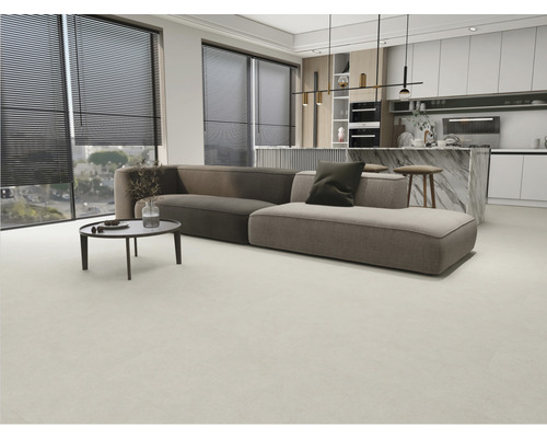 Modernes Wohnzimmer mit Sofa, Couchtisch und Fensterjalousien