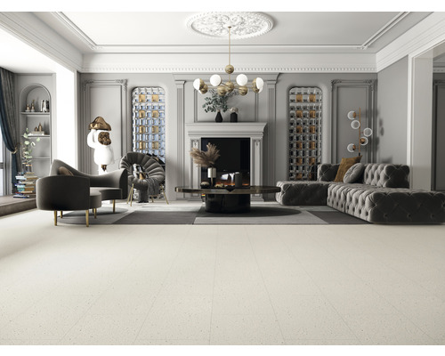 Innenaufnahme eines Wohnzimmers mit Sofa, Sessel, Kamin und Dekorationsgegenständen