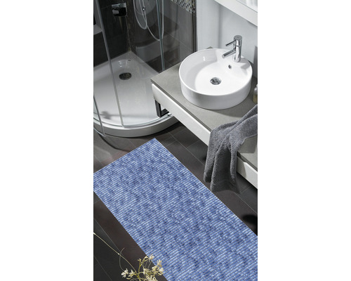 Badezimmeransicht mit Duschkabine, Waschbecken und Badteppich