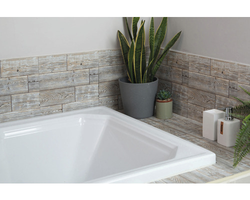 Carrelage mural autocollant Wall Tiles Rustic Oak 30,5x30,5cm 6 pces Scène de salle de bain avec baignoire blanche, panneaux muraux imitation bois et plantes décoratives