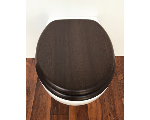 Abattant de toilette en bois sur des toilettes