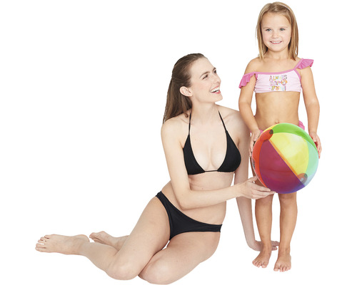Mère et fille avec un ballon de plage